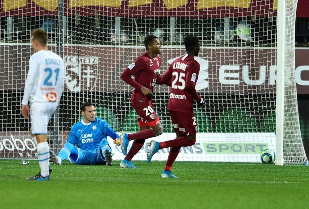 Marseille held at Metz as Mandanda hobbles off injured. AFP