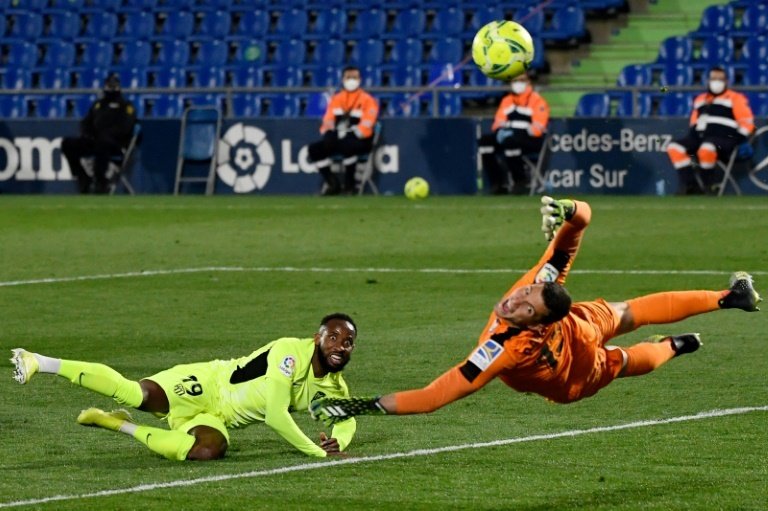 Moussa Dembele (L) and Atletico Madrid were frustrated by Getafe. AFP