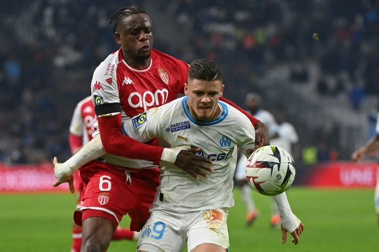 Nine man Monaco draw in battle against Marseille