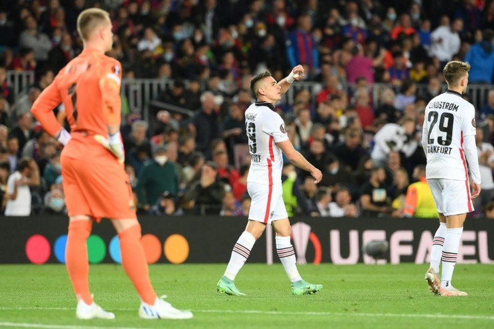 Rafael Santos Borre (C) is looking to help Frankfurt win the Europa League. AFP