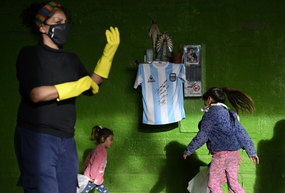 Maradona autographs shirt to help Buenos Aires poor. AFP