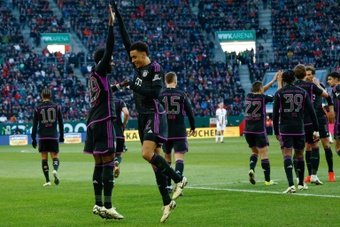 Bayern Munich closed the gap on Bayer Leverkusen at the top of the Bundesliga to a point with a 3-2 victory at Augsburg on Saturday after the hosts endured hit and miss late penalty drama.
