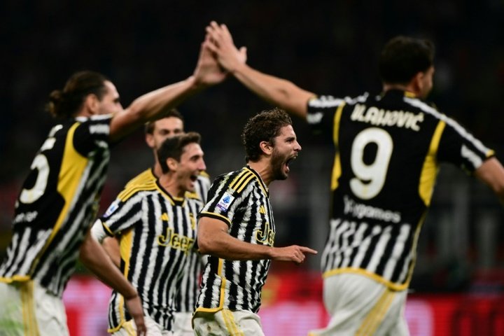 Juventus sink 10-man Milan and close in on leaders Inter