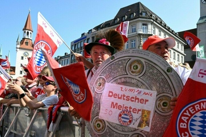 Bayern men and women celebrate league titles together in Munich