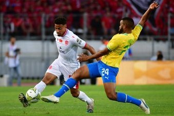 Mamelodi Sundowns of South Africa forced a 0-0 CAF Champions League semi-final draw at title-holders Wydad Casablanca of Morocco on Saturday despite ending the first leg with nine men.
