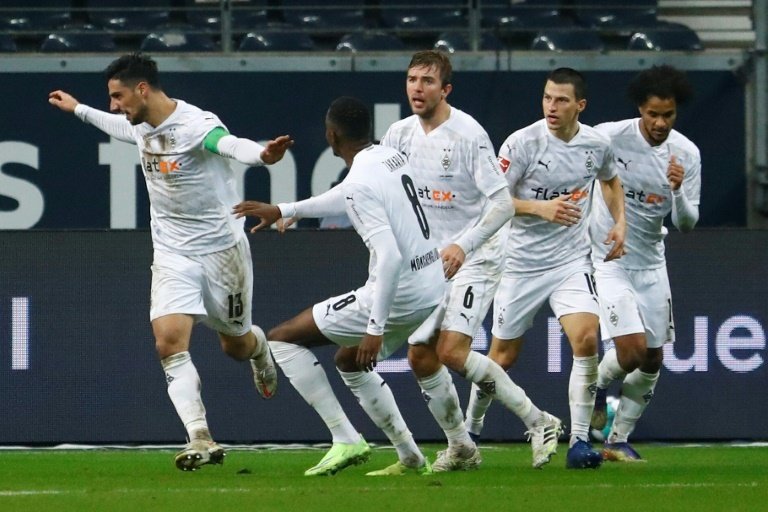 Moenchengladbach captain Lars Stindl (L) celebrates his 95th-minute equaliser. AFP