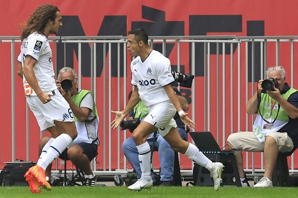 Alexis Sanchez (R) scored twice in 0-3 win away to Nice. AFP