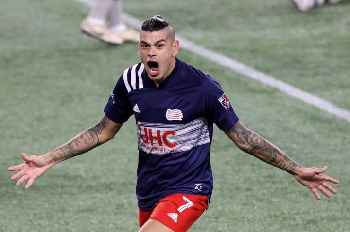 Revolution oust 10-man Orlando, face Crew in MLS semi-finals