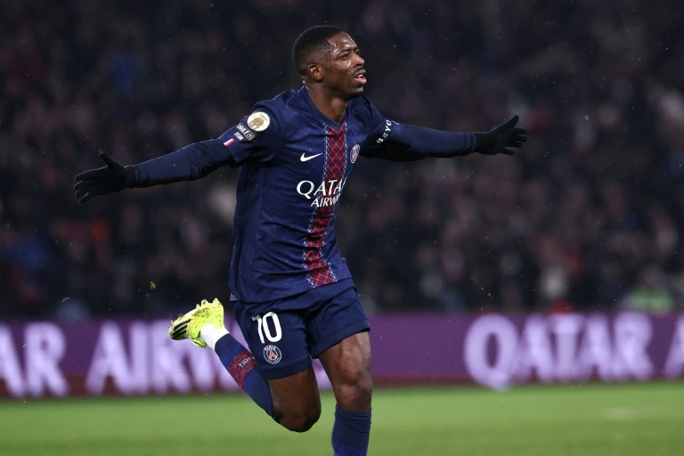 Dembélé assina 'bis' e Paris Saint-Germain assume a liderança da Ligue 1