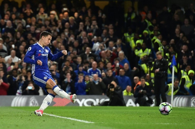 Hazard fires Chelsea title charge, Spurs still in hunt