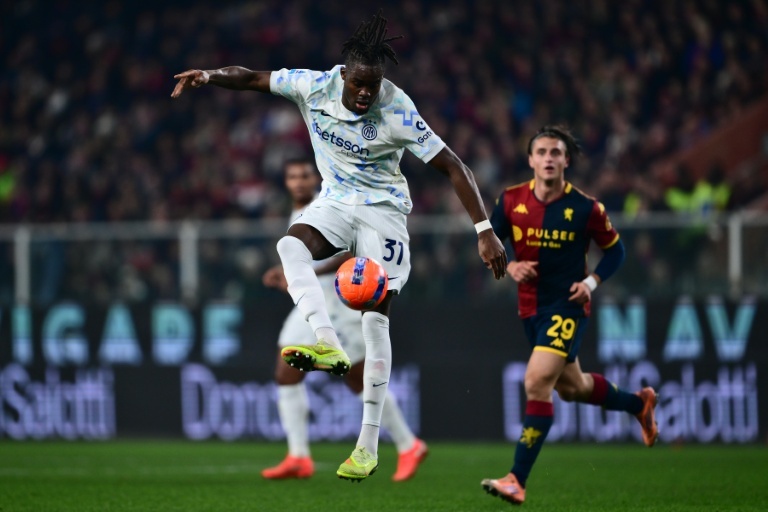 Inter de Milão assume a liderança na Itália enquanto o campeão Napoli tropeça