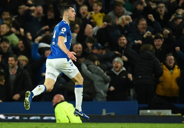 10-man Everton strike late to hold Spurs