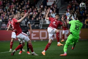 Brest came from behind to take a dramatic 4-3 win at home to struggling Metz on Sunday to shore up their second place in Ligue 1.