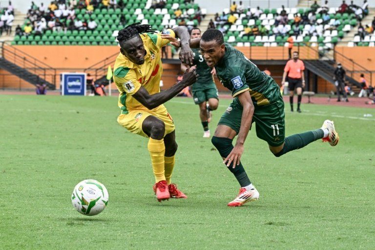 S. Africa take big World Cup lead, Nigeria held by Zimbabwe