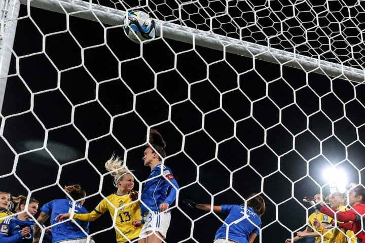 Five-star Sweden thrash Italy to reach World Cup last 16