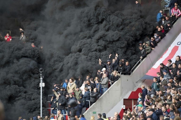 Giant smoke bombs interrupt PSV v Ajax