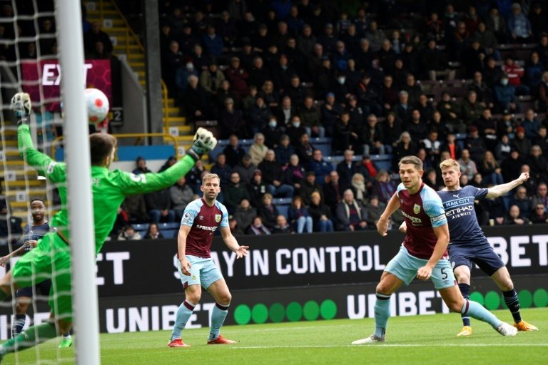 ï»¿Man City leapfrog Liverpool with victory over Burnley