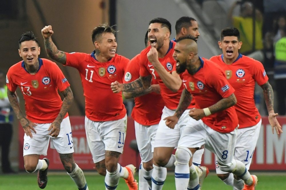 Chile beat Colombia on penalties to reach Copa semis