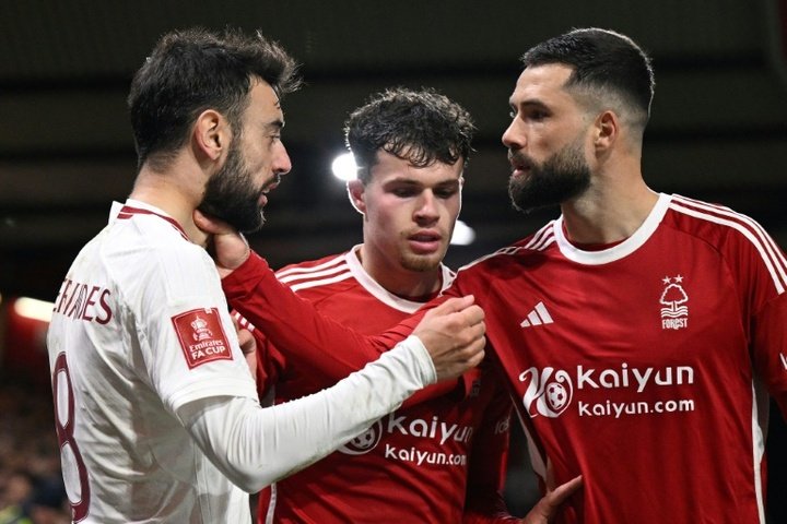 Man Utd coach Ten Hag furious with Fulham over Fernandes post