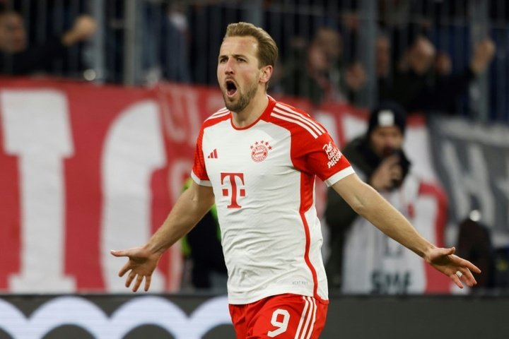 Kane double helps Bayern keep pace with leaders Leverkusen