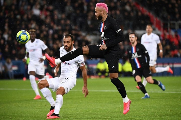 Pink-haired Neymar helps PSG to five-goal romp