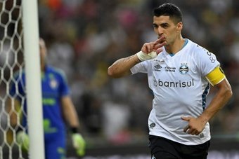 Luis Suarez scored twice in his farewell match for Gremio as the Brazilian side defeated Fluminense 3-2 at the Maracana Stadium in Rio de Janeiro on Wednesday.