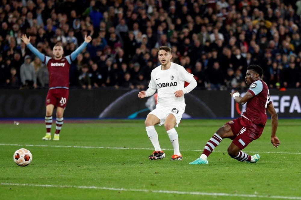 Mohammed Kudus (R) scored West Ham's fourth goal in victory over Freiburg. AFP