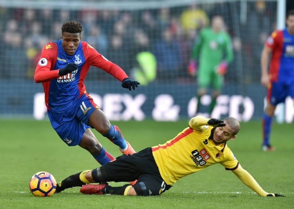 Watford midfielder Adlene Guedioura (R) vies with Crystal Palace striker Wilfried Zaha (R). AFP