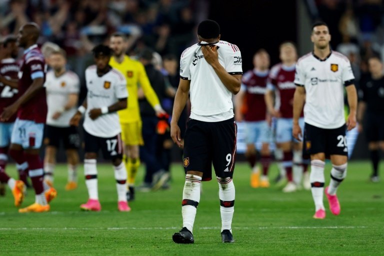 Man Utd face tense end to season as problems mount