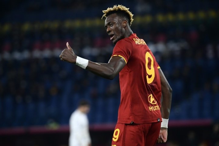 Last-gasp Abraham saves Roma against 10-man Spezia