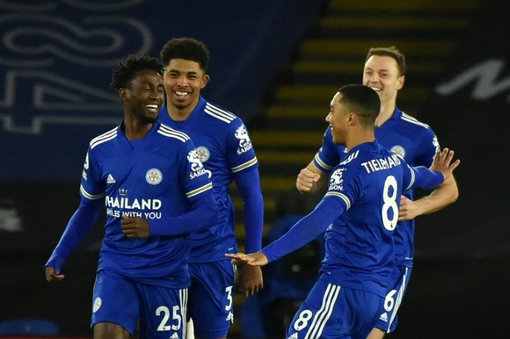 Leicester beat lacklustre Chelsea to go top