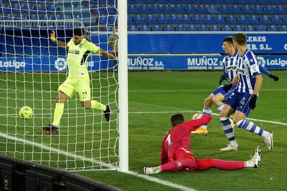 Suarez hits late Atletico winner at 10-man Alaves. AFP