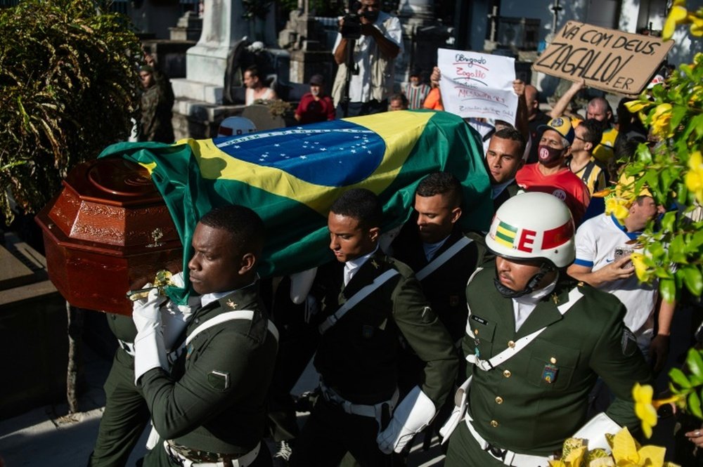 Police officers carry the coffin of Brazilian football legend Zagallo during his burial. AFP