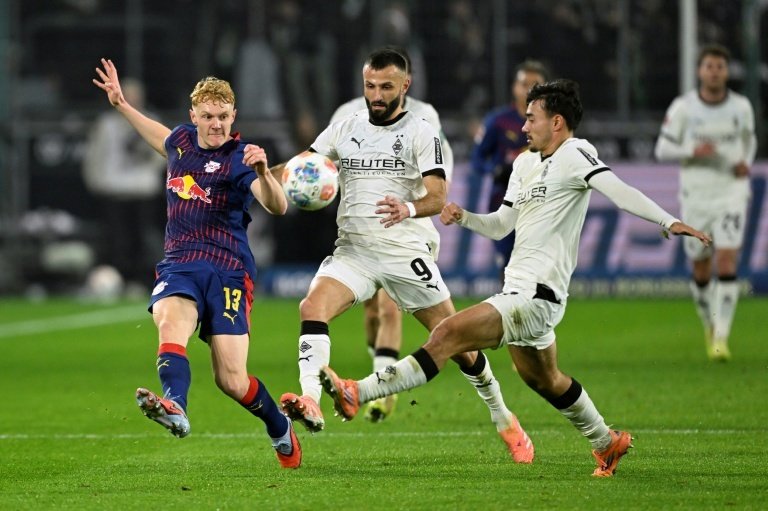 RB Leipzig missed the chance to put pressure on Bundesliga leaders Bayern Munich as they were held to a goalless draw at Borussia Moenchengladbach on Friday.