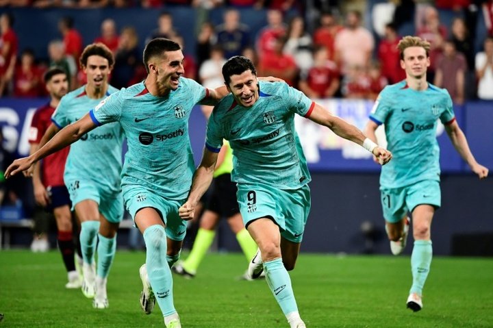 Lewandowski penalty earns Barca tight victory at Osasuna