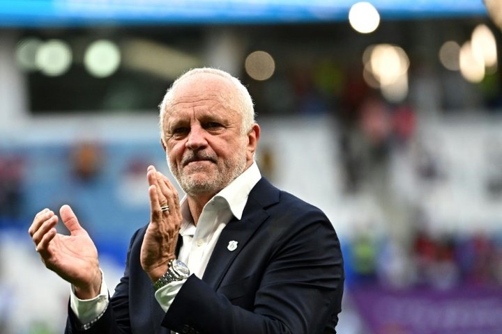 Graham Arnold extends contract as coach of Australia