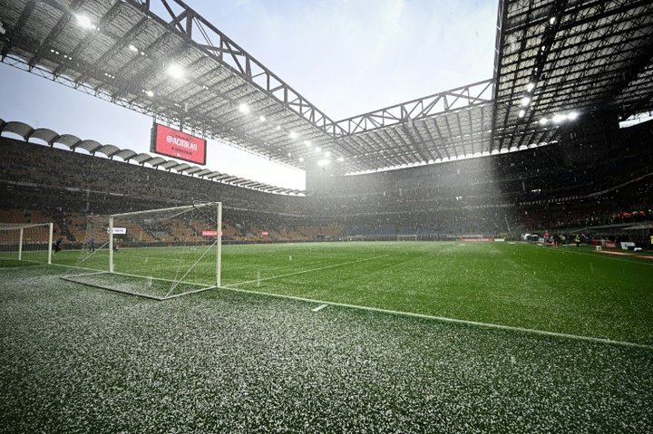 A tremendous hailstorm delays Milan's clash with Verona