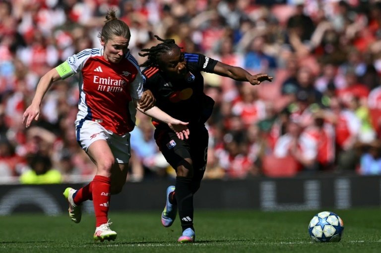 Melchie Dumornay's late strike fired Lyon to a 2-1 win against Arsenal in the women's Champions League semi-final first leg on Saturday.