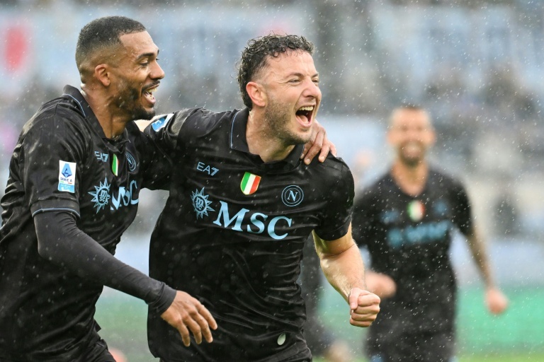 Il Napoli vince contro la Lazio in nove, Sarri torna subito in panchina