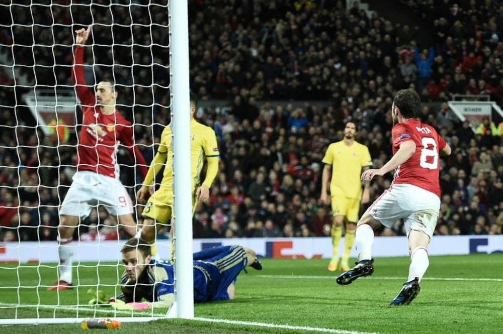 Manchester Uniteds midfielder Juan Mata (R) celebrates after scoring the opening goal