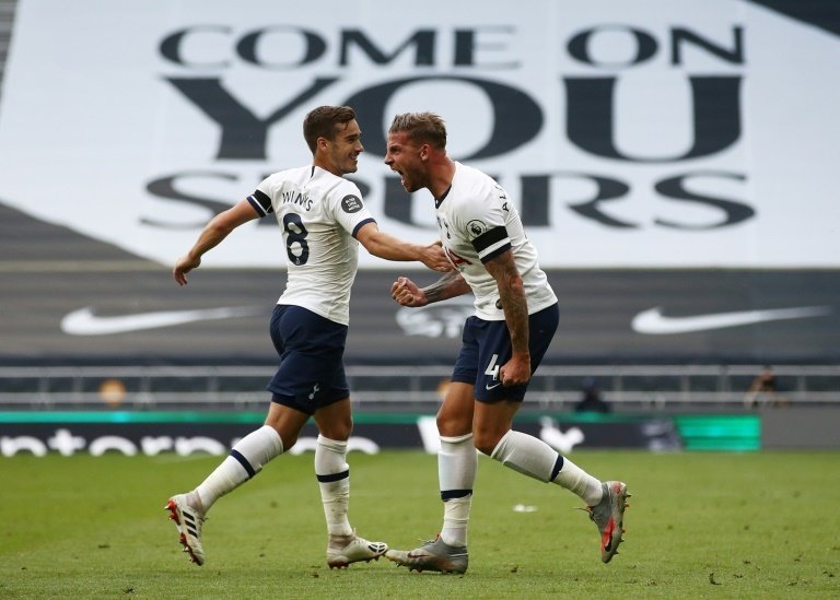 Toby Alderweireld (R) gave Tottenham all three points versus Arsenal. AFP
