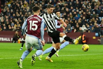 O Newcastle encerrou sua sequência de quatro derrotas na Premier League, com uma vitória por 3 a 1 contra o Aston Villa, na terça-feira, com o duplo de Fabian Schar.