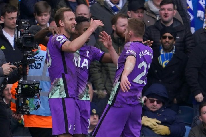 Spurs keep top-four hopes alive after thumping Leeds