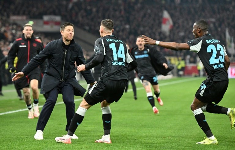 Leverkusen throw down gauntlet to Bayern in title fight