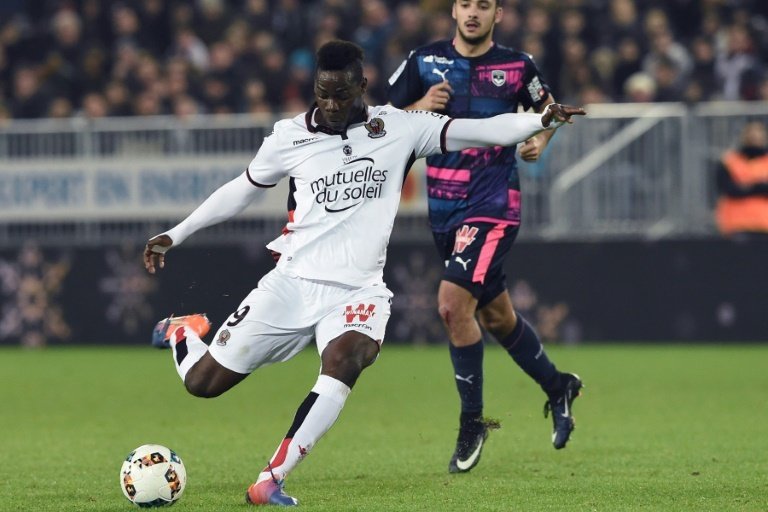 Balotelli off as Monaco close Ligue 1 gap on Nice