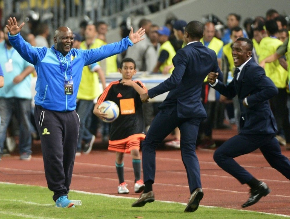 Pitso Mosimane (L) celebrates winning the 2016 CAF Champions League. afp_en