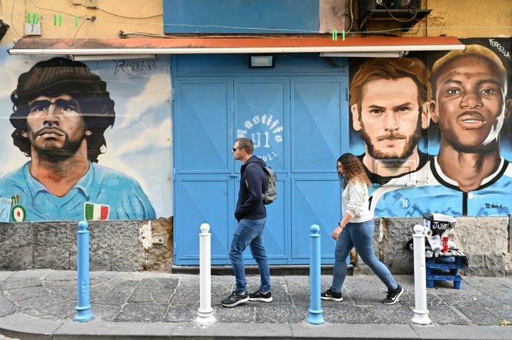 Naples gearing up for title party as Milan come to town