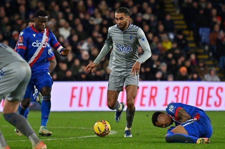 Calvert-Lewin sent off as Everton hold Crystal Palace in FA Cup