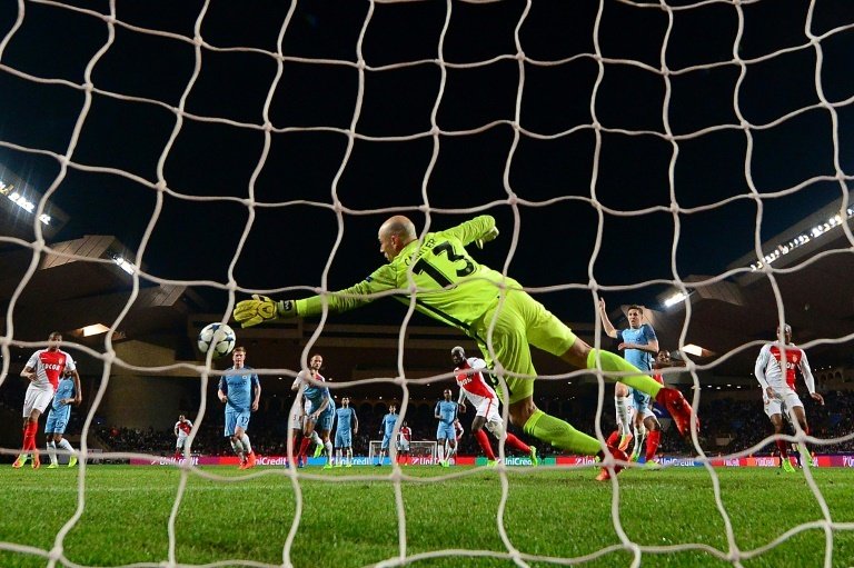 Sagna calls for City response, Chelsea on title march