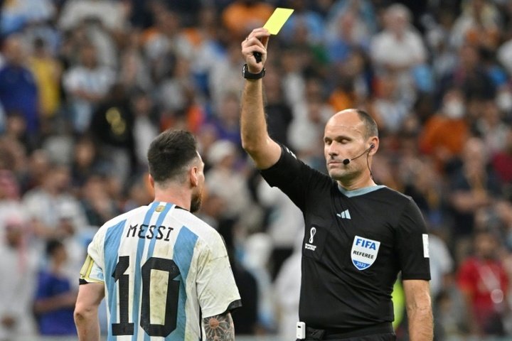 Messi slams referee after Argentina win on penalties